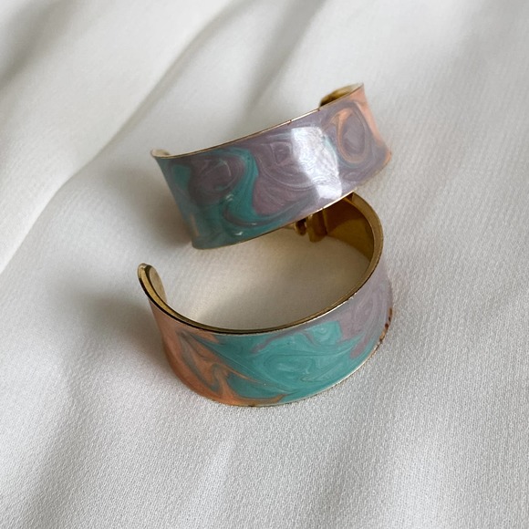 VTG Painted Swirl Wide Hoop Earrings - Picture 7 of 9